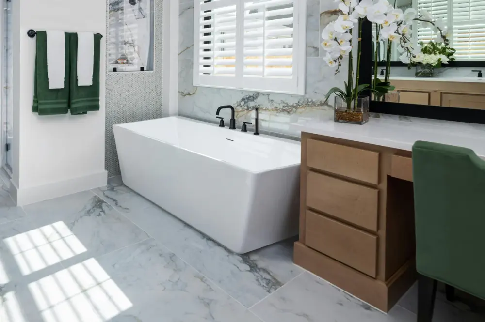 Wankell freestanding wall-attached bath