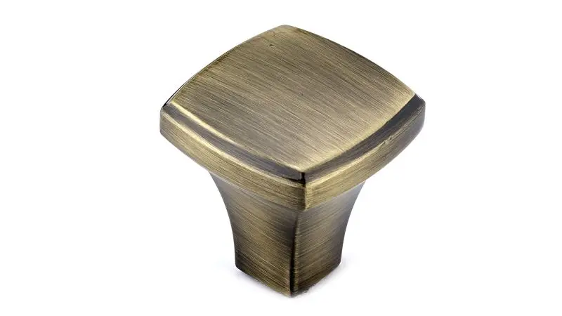 Richelieu Fast-Acting Prévost Gatherion 1 1/4-inch (32 mm) Antique English Transitional Square Cabinet Knob, BP78535AE