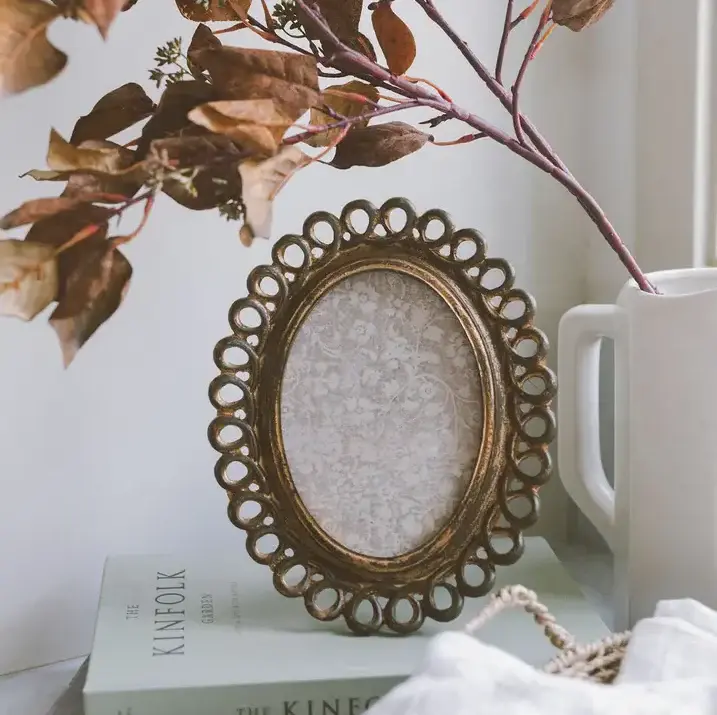 Fancy Scalloped Oval Photo Frame